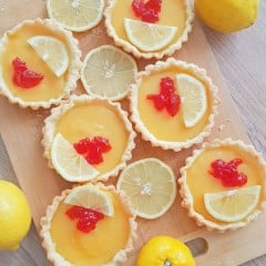Mini lemon tarts in puff pastry