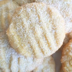 Lemon cookies with almonds