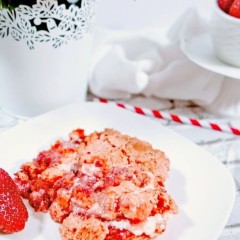 Image of strawberry crumble with cream cheese