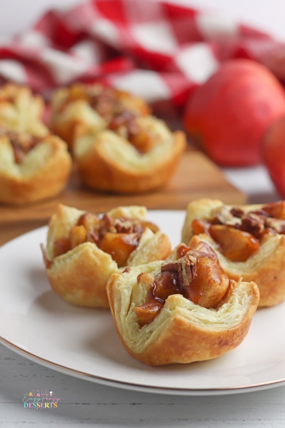 Apple pie cups made with puff pastry