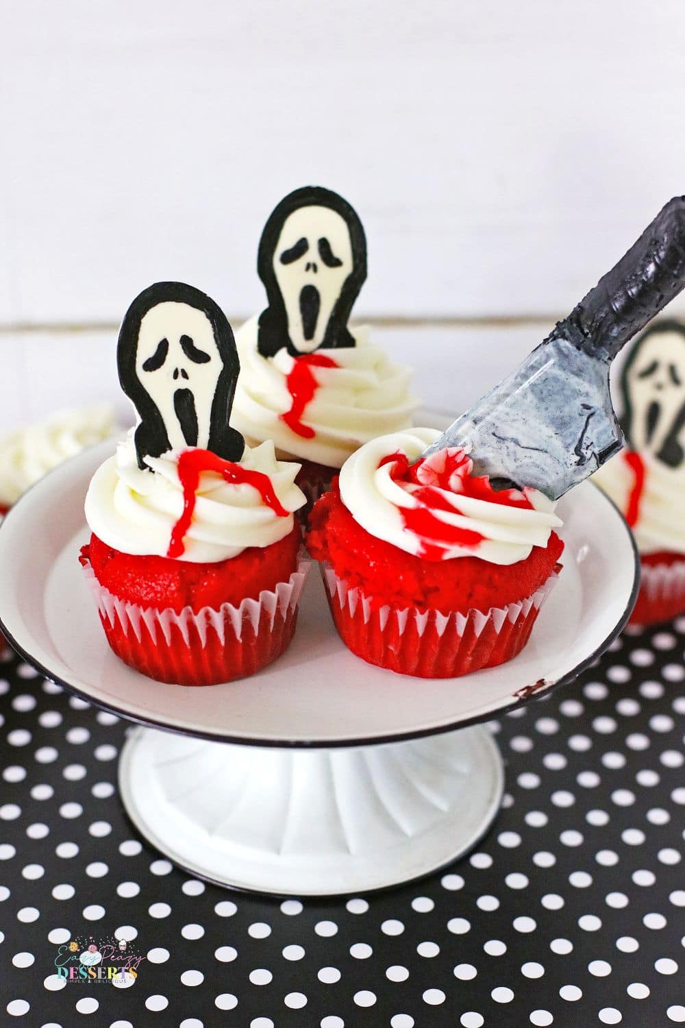 Easy Halloween cupcakes decorated with chocolate scream faces and knives
