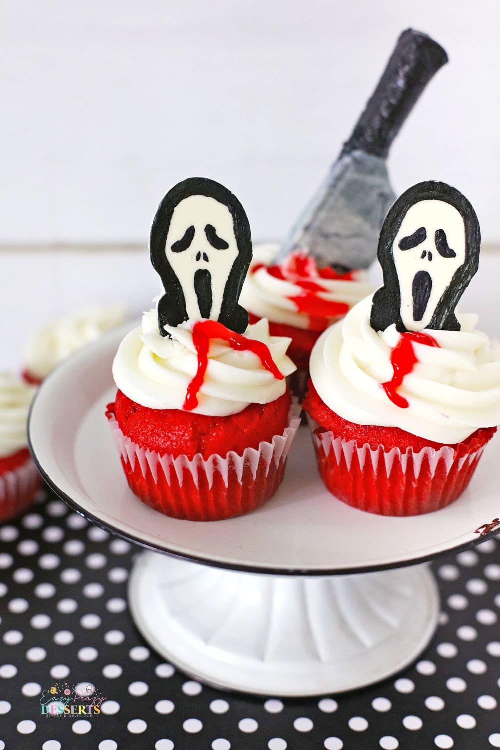 Scary Halloween cupcakes with scream faces and knifes